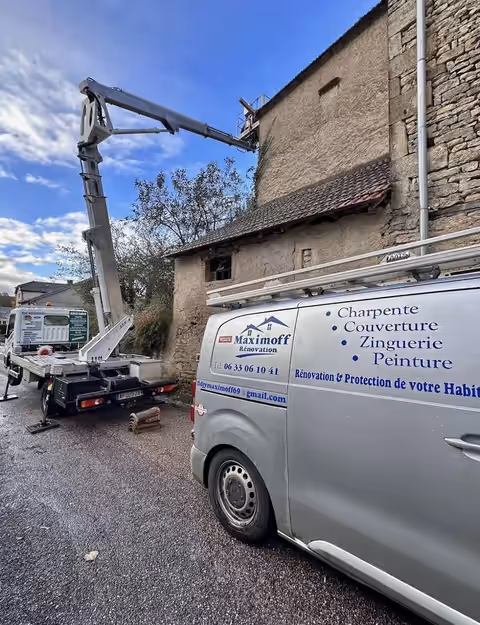 Fourgon et camion-nacelle floqués Maximoff sur un chantier