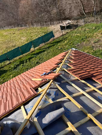 Tuiles terre cuite posées sur des liteaux neufs