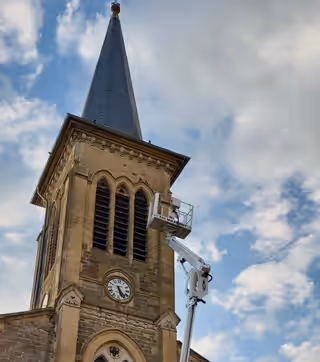 Nacelle Maximoff contre un clocher d’église